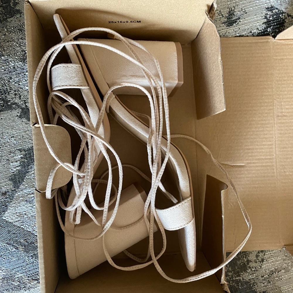 BRAND NEW! Tie up block heel sandals